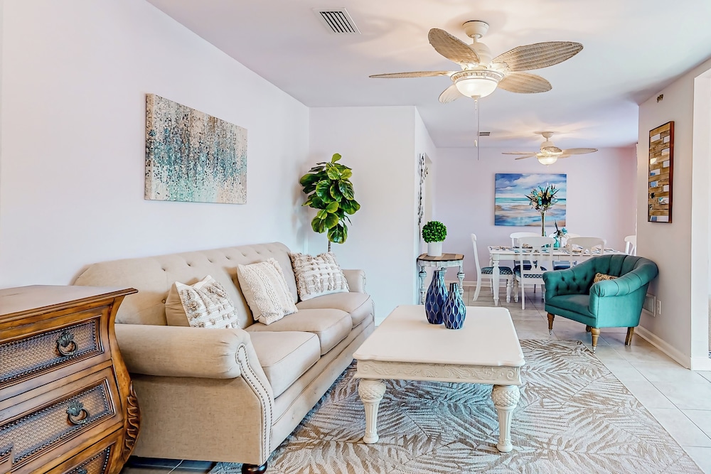 3BR Next to Park w/ Large Yard, AC & W & D