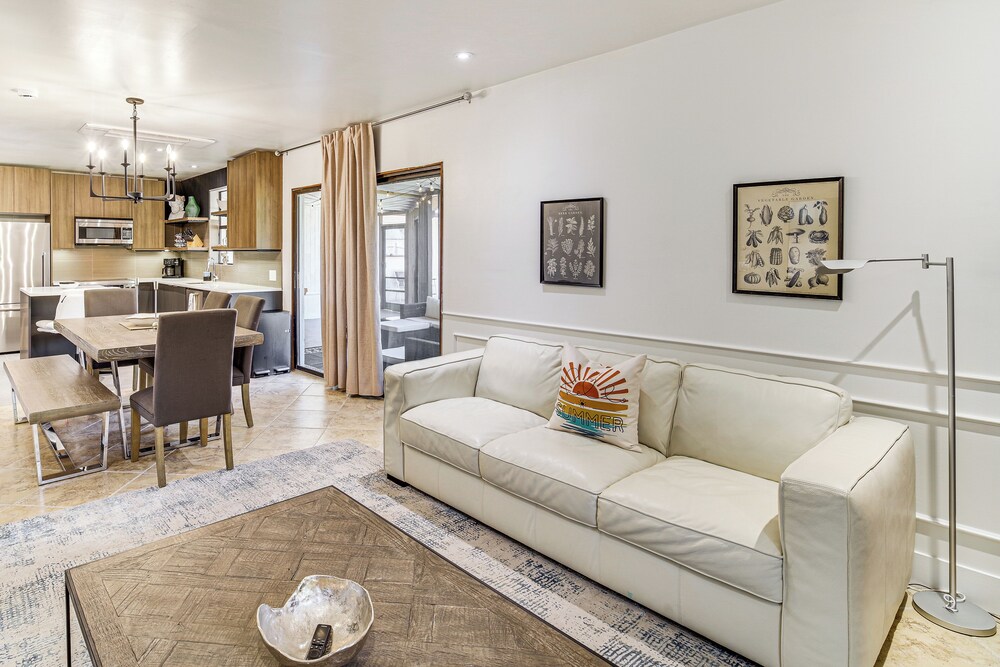 Walk to Beach & Eats: Modern Indialantic Apt