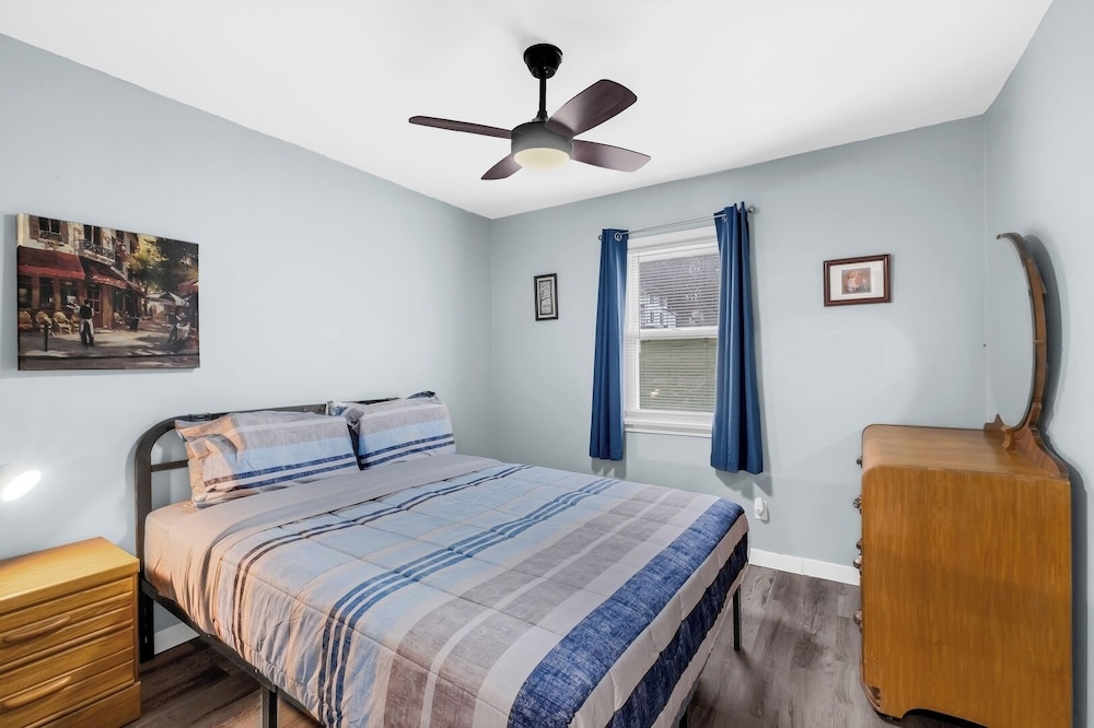 Cozy 2BR Home: With Lake Access & Work Space