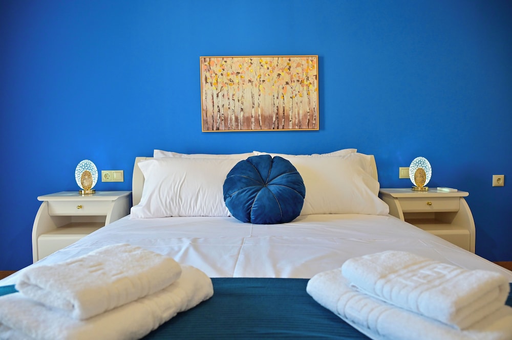 Royal Blue Central House by Checkin
