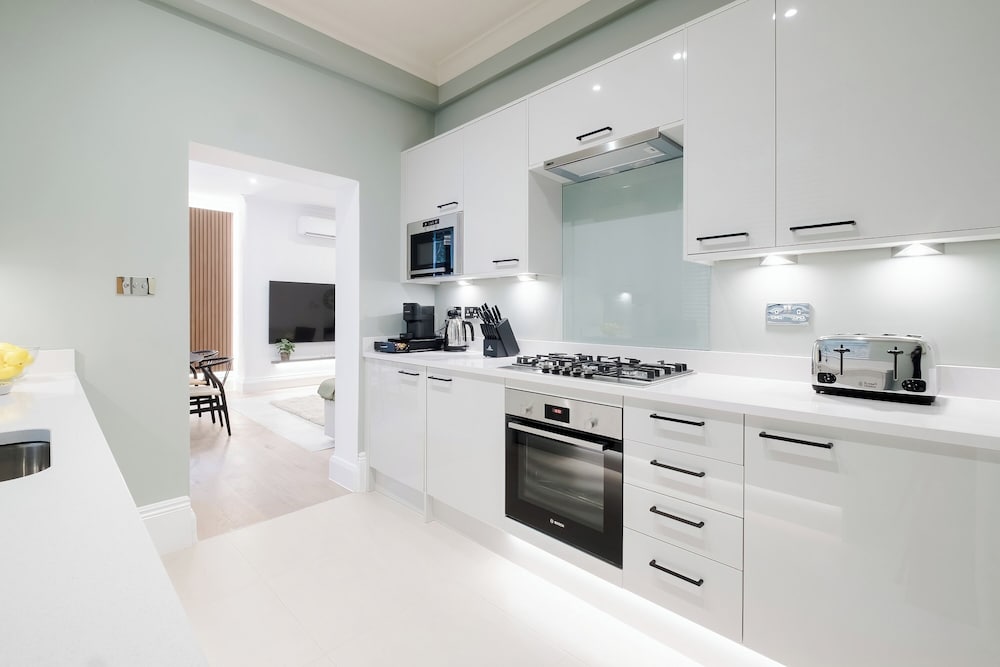 Luxury Oasis in South Kensington WITH AC