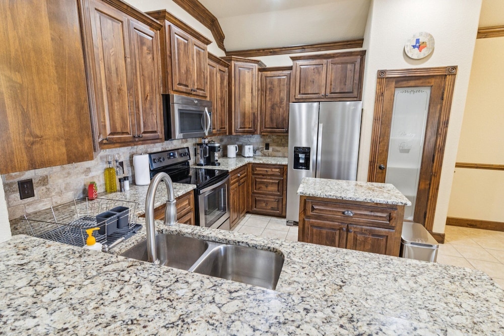 Gorgeous 4br Dakota Springs Home 3 Bedroom Home