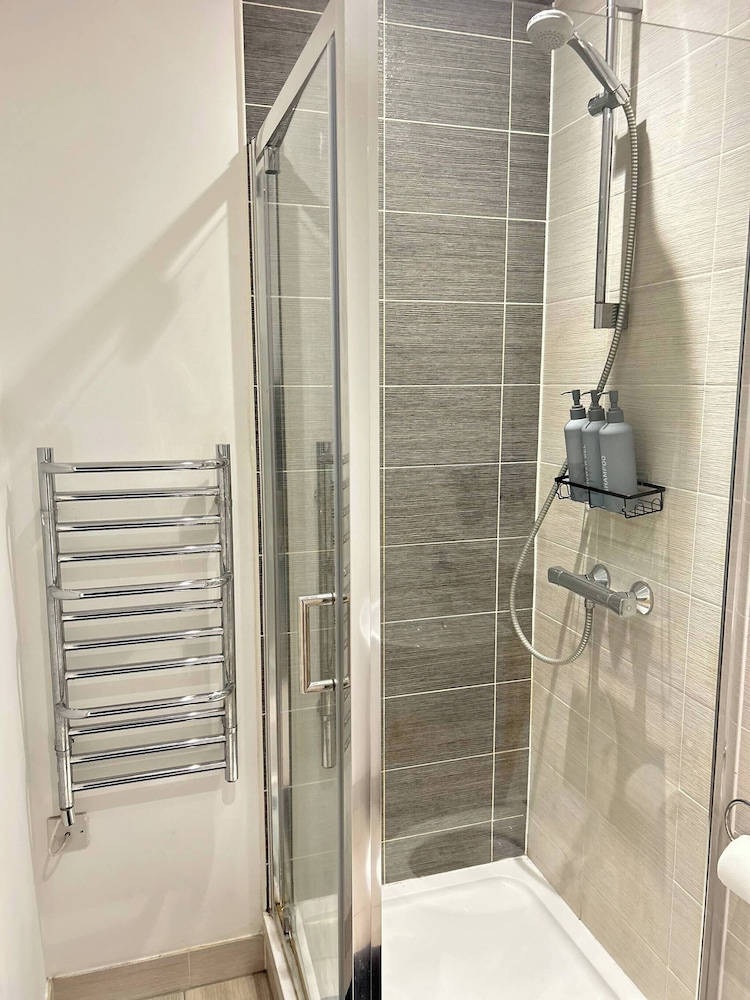 Spacious MCR Apartment - Gym - Terrace - Games Room - Free Secured Parking