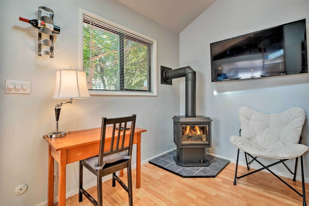 Ashland Vacations - Warm Inviting Ashland Cottage < Half-mile to SOU - Property Image 12
