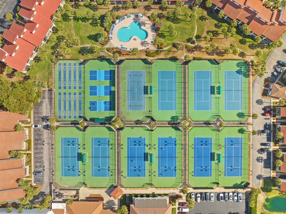One More Round! 3BR 3BA Sleeps 10! 11 Pools! Golf Courses! Tennis Courts!