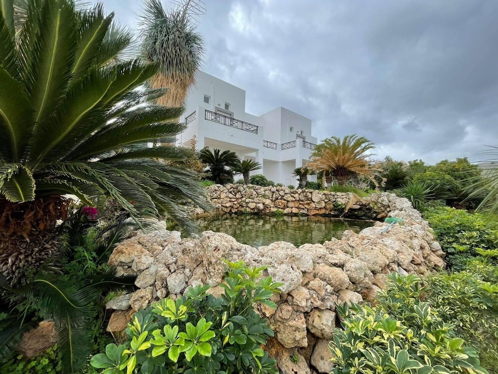 Hotel Lambis Studios & Apartments - Image 1