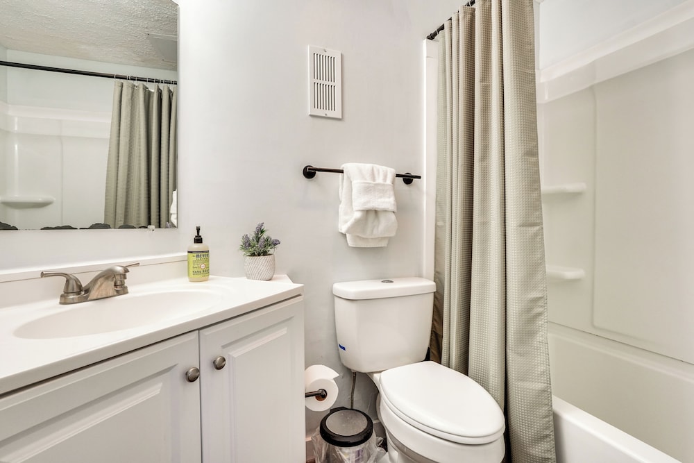 4 Mi to Dtwn Gatlinburg: Condo w/ Pool Access