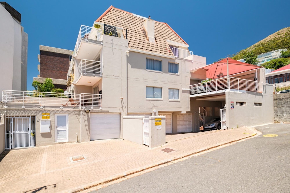 Green Point Modern 2bed Apartment Azura Atlantic
