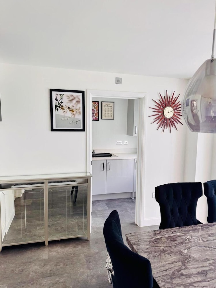 High END Spacious 4 Bed House - Free Parking