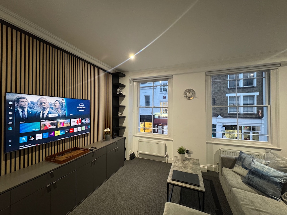 Central Apartment - Sleeps 2 & Private Patio