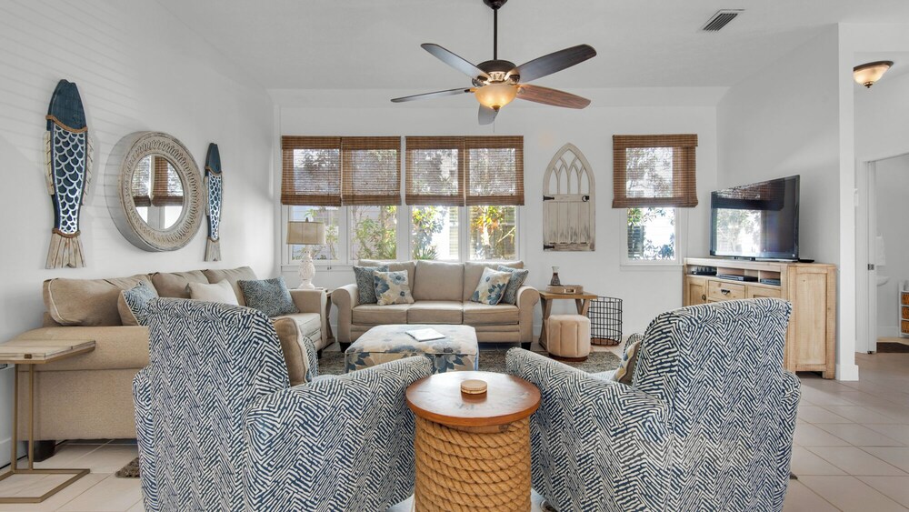 Charming Beach Cottage, 2 Pools and Tennis Access + Free Attraction Tickets!
