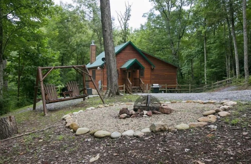 Margaret Hollow 2 Bedroom Cabin by RedAwning view 5