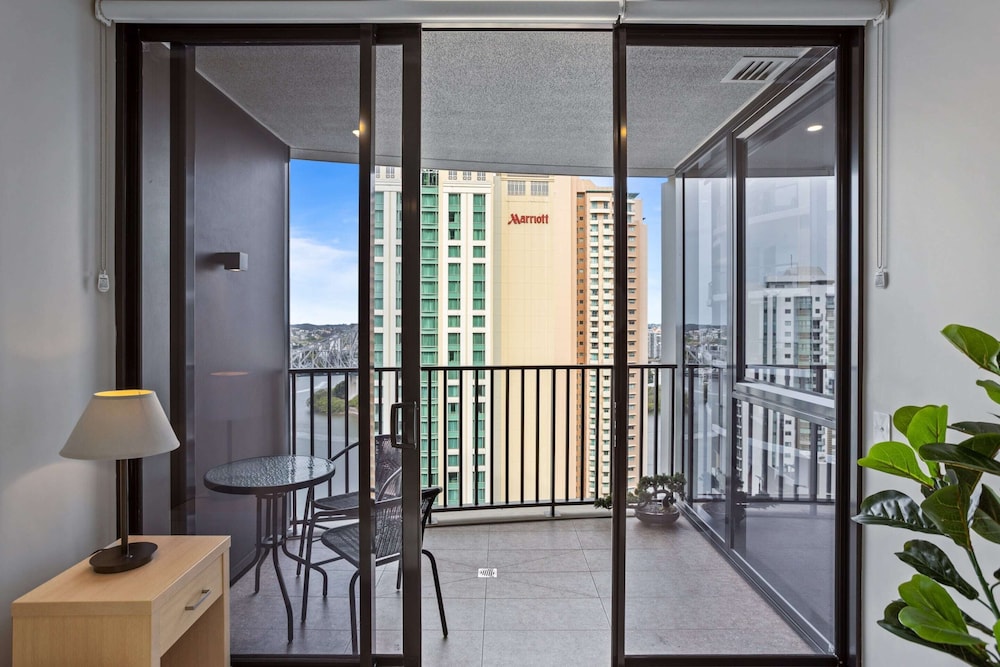 Cosy 1-bed With River Views, Pool, Gym & BBQ