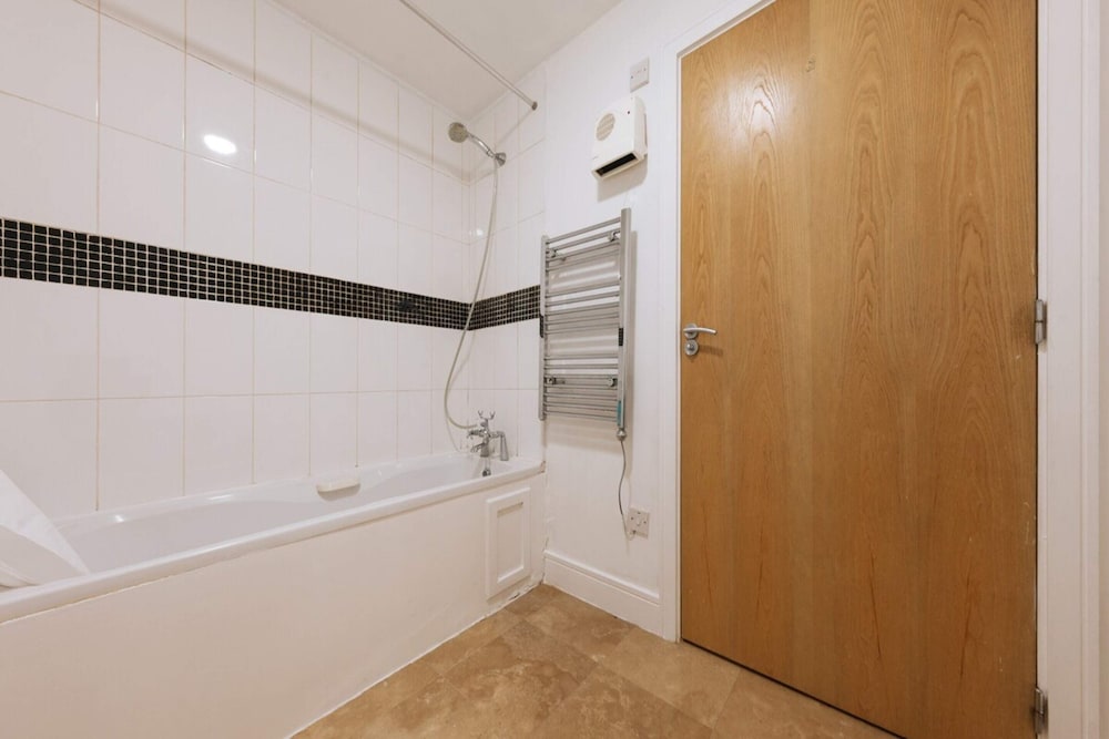 Exhilarating 2BD Flat With Outdoor Patio, Dublin!