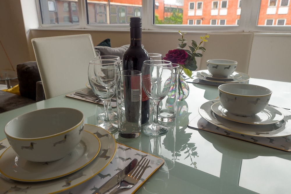 Inviting 2-bed Apartment in Derby, UK view 3