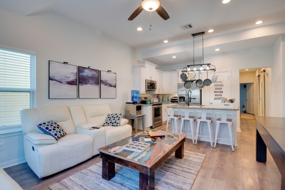 2 Mi to Lake Conroe Access: Home w/ Pool Table!