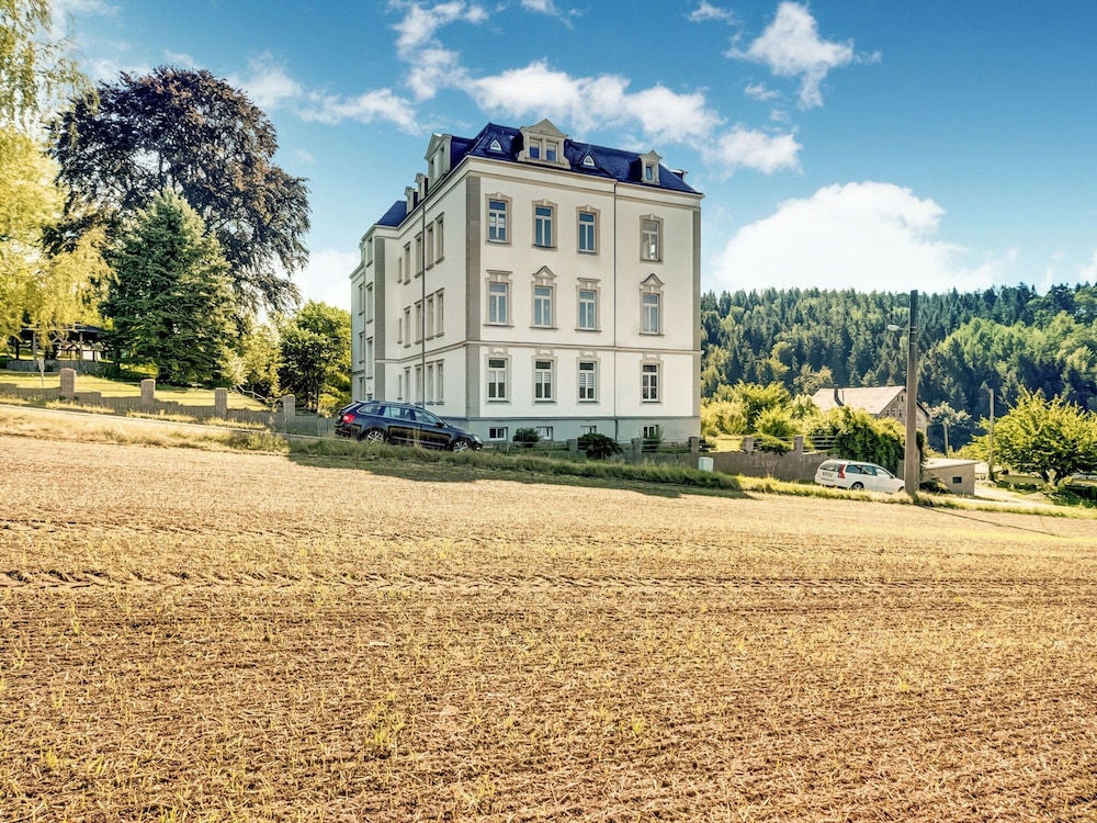 Alluring Villa in Grunhainichen-borstendorf With Garden