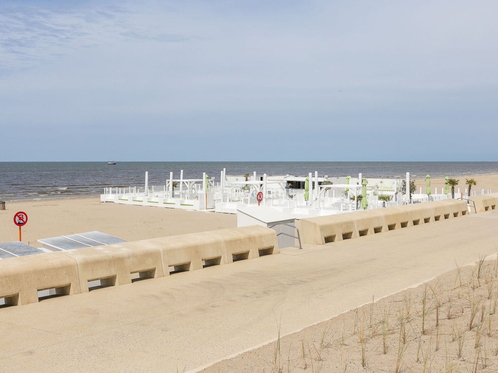 Bright Apartment With Frontal sea View