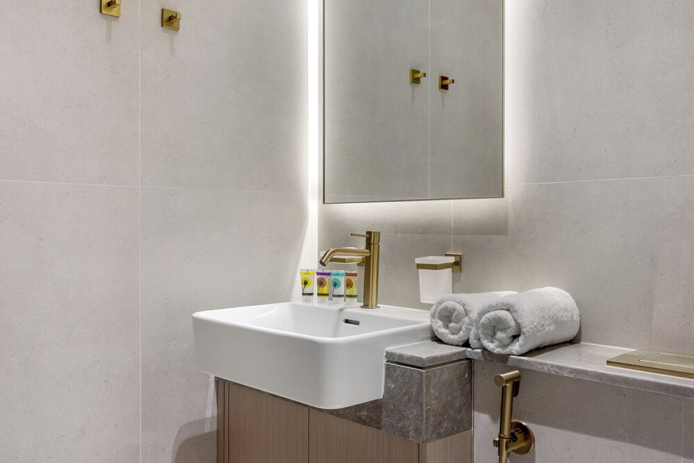 Chic 1BR Retreat with Pool & Balcony JVC