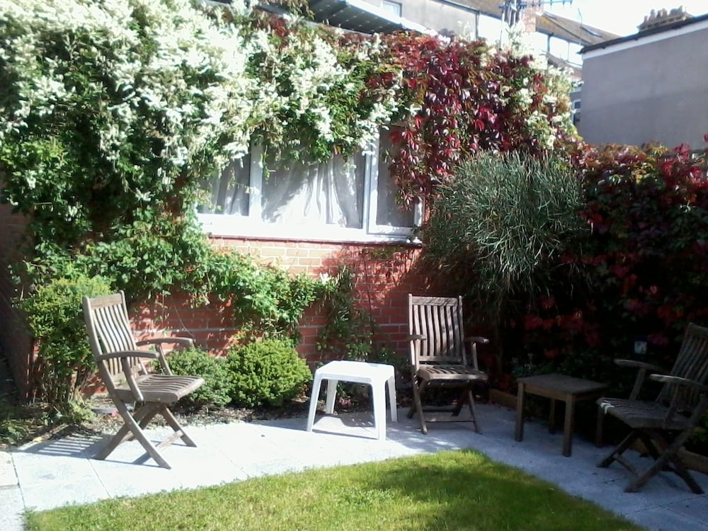 Barnes's Rest Bed & Breakfast & Caravan
