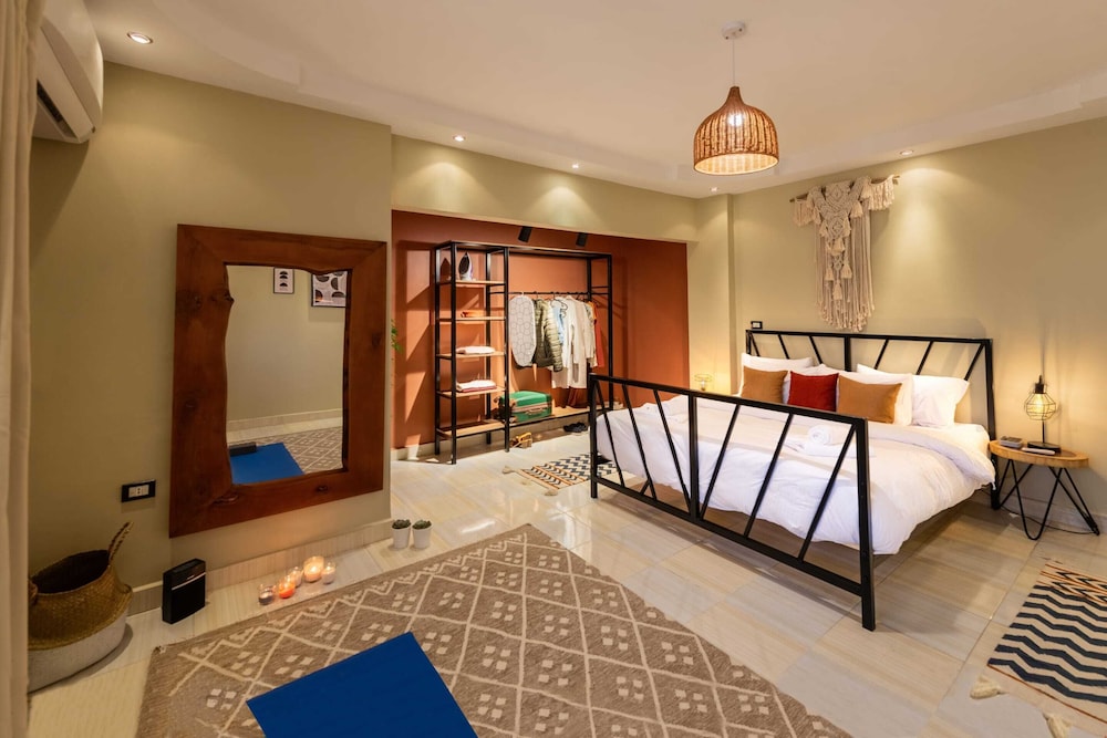 Xuru Stays I Play Foosball & Do Yoga - 1 BR Apt. 5 Min To Airport