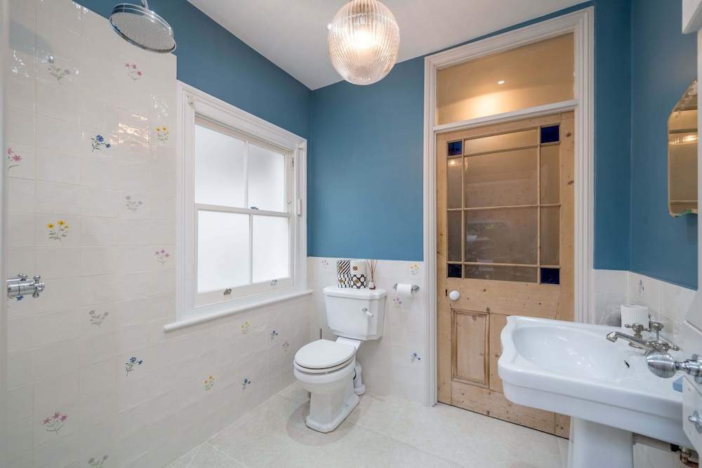 JOIVY Stylish 2-Bed House W/ Private Garden In Hackney