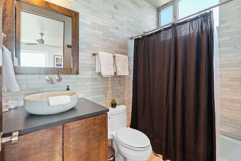Luxury 4BR Hilltop Retreat Hot Tub & Scenic Views