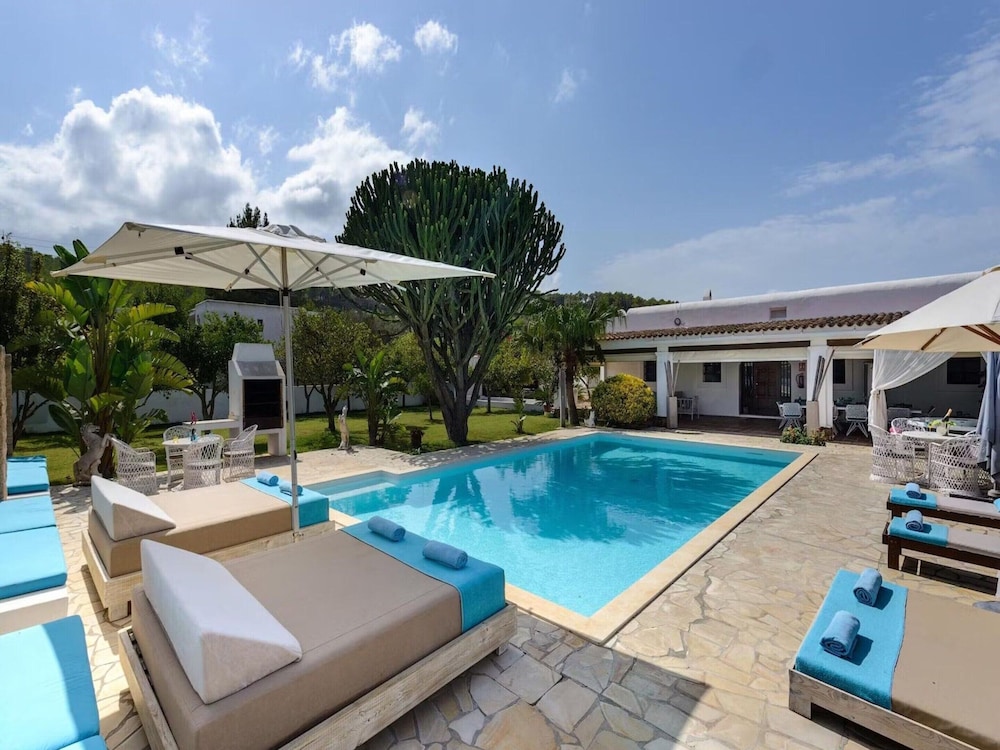 Inviting Villa With Beautiful Outdoor Area