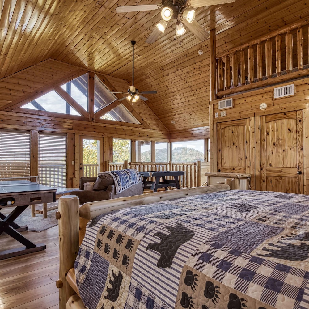 Awesome View Pool Hot Tub Game Room Fireplace