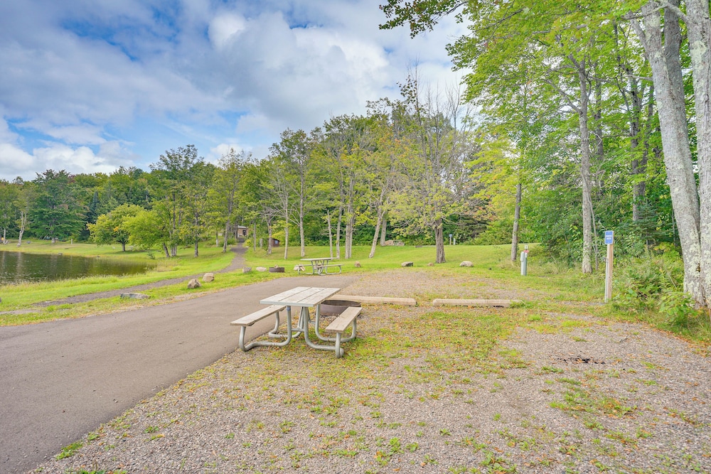 Ski-in/ski-out Condo in Upson - Walk to Lake