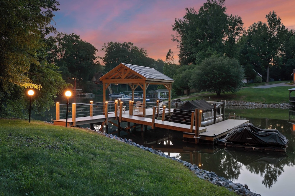 Shady Daze: Waterfront Home w/ Deck, Hot Tub & Lake Views
