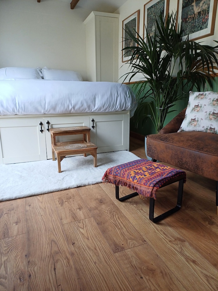 The Botanist - Luxury Cabin With Hot Tub Near York view 2