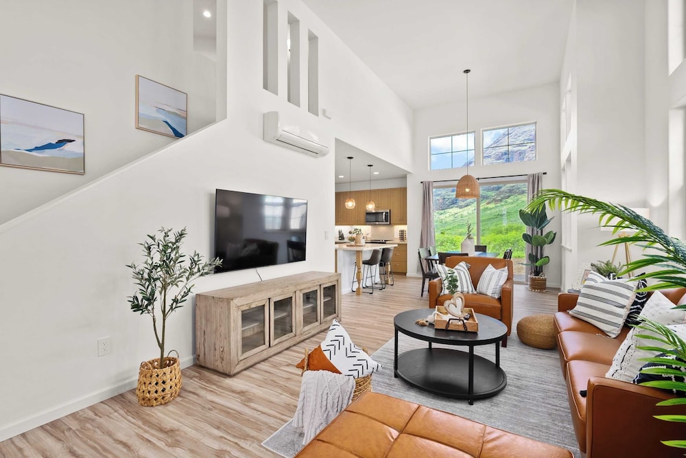 Sleeps 16, 2 Homes Ocean Views, Shared Pool + Gym, Near the Beach Avantstay