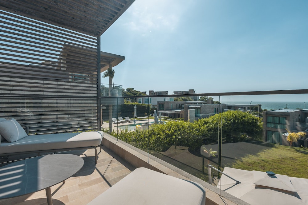 Bright Villa w Pool Outdoor Grill