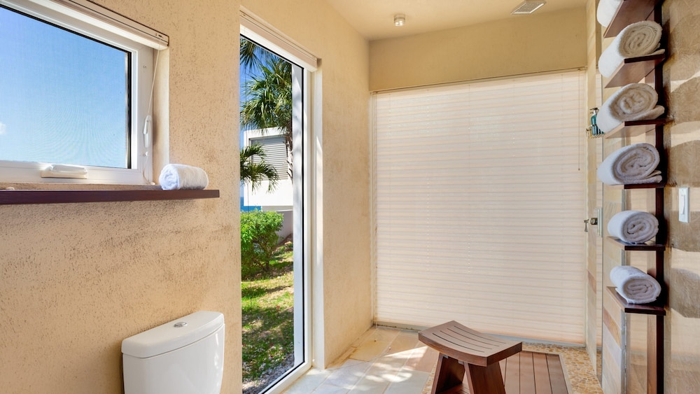6 BR Villa With Concierge Amenities Pool