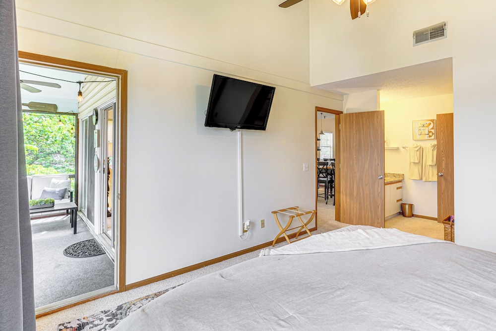 Pet-friendly Condo w/ Pool Access in Osage Beach