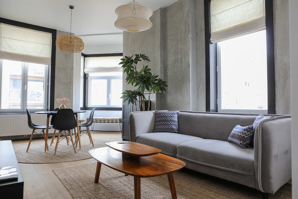 Kamiel -belle Epoque Apartment With Modern Comfort