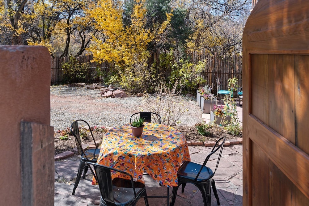 Dancing Hare - Colorful and Inviting Tesuque Home Right Next to Bishop`s Lodge view 3