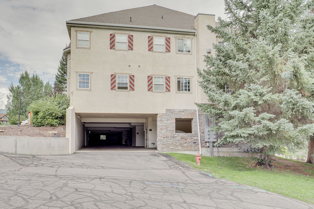 Luxe Midway Condo w/ Golf Course & Mountain Views! view 5