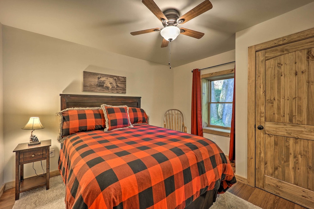 Treetop Cabin w/ Hot Tub, Near Appalachian Ski