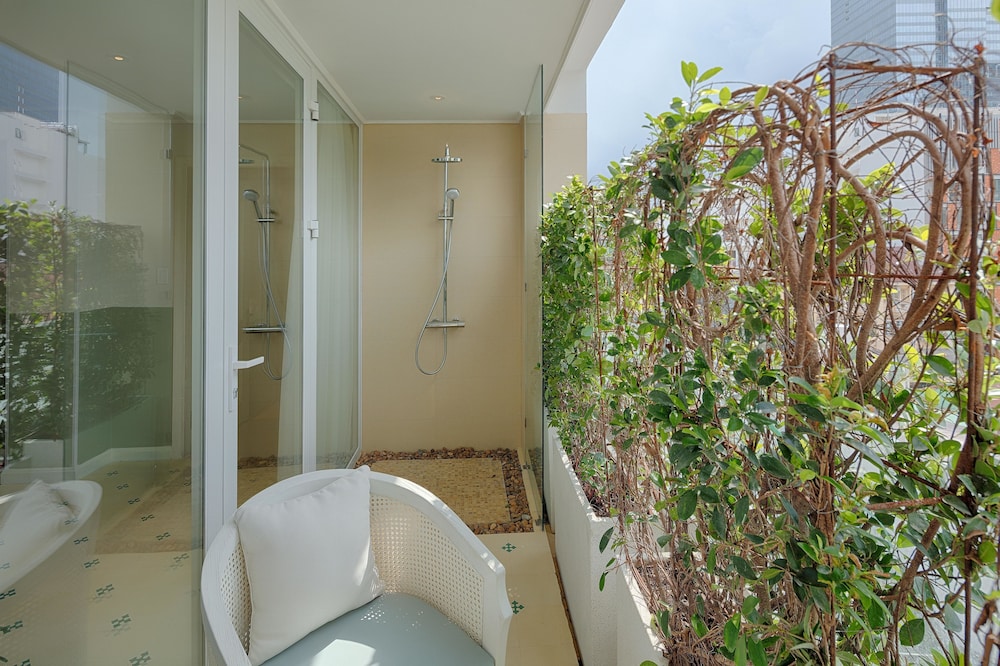 Au Lac Charner Hotel 11