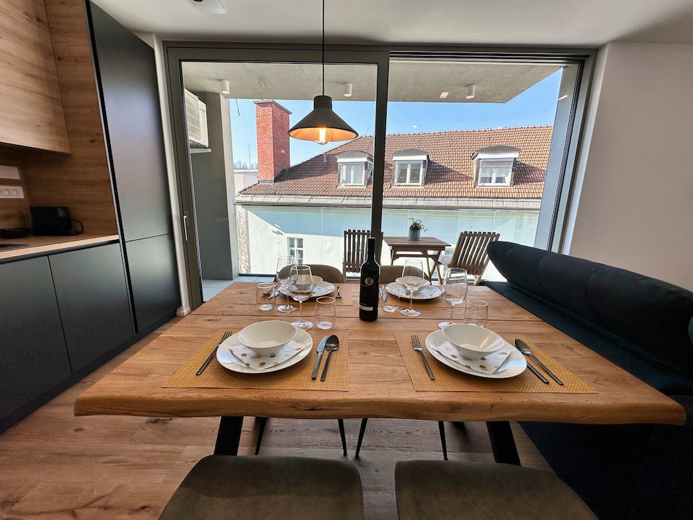 Garden Residence - Premium Downtown Apartment