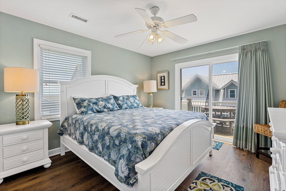 Sea La Vie (North Topsail) by Topsail Realty