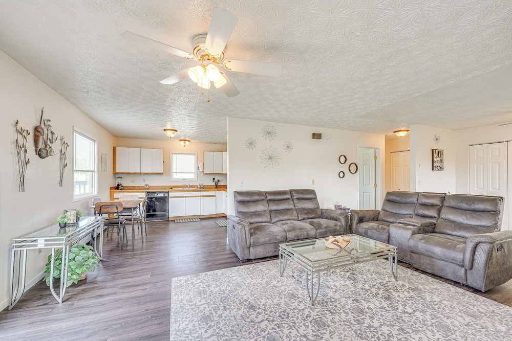 5 Mi to State Park: Mtn-view Apt in Anchorage