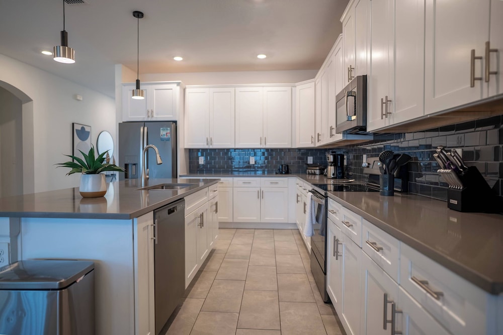 6BR Luxury Pool Home Near Disney Champions