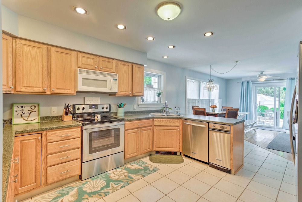 South Kingstown Vacation Rental: 2 Mi to Beach!