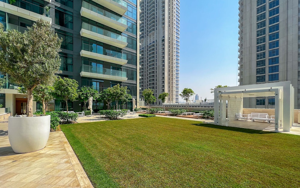 Stylish 2BR in Emaar Beach Front w/ Private Beach