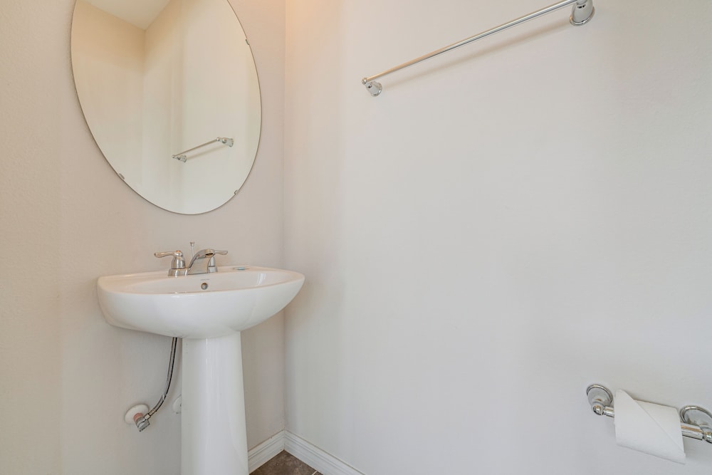Home Near Theme Parks in Kissimmee: Family Perks!