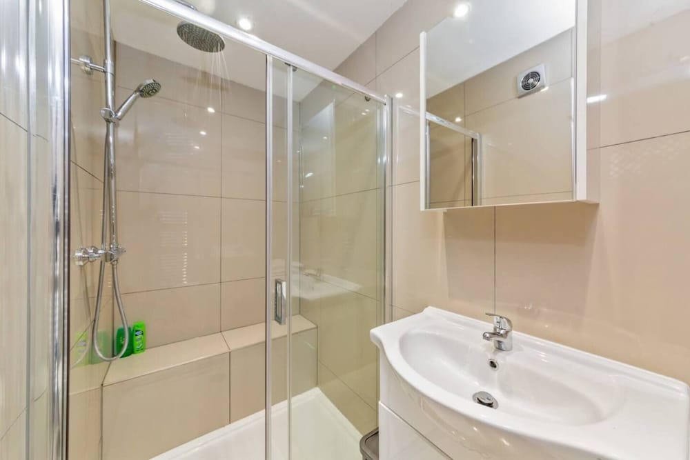Large 5BR Home in Bedford Ideal for big Groups view 2