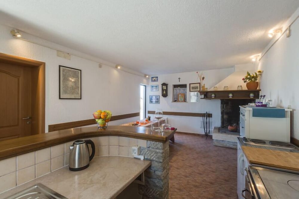 Apartment 1874 view 5